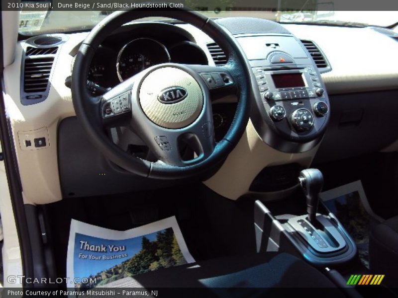 Dune Beige / Sand/Black Houndstooth Cloth 2010 Kia Soul !