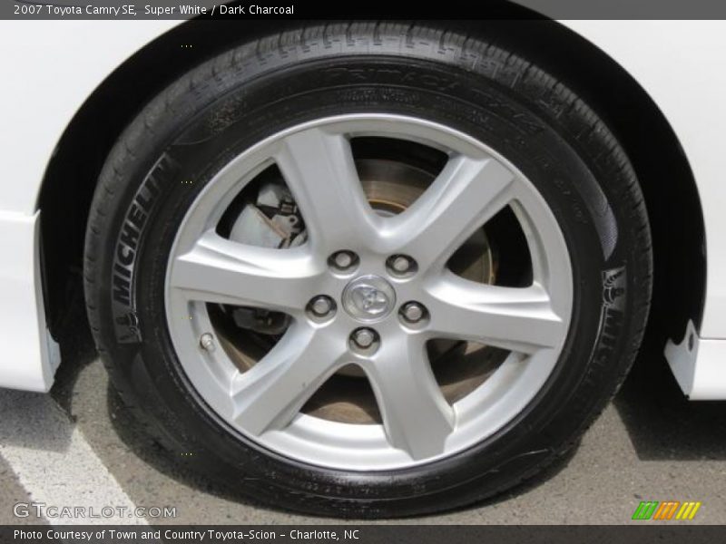 Super White / Dark Charcoal 2007 Toyota Camry SE