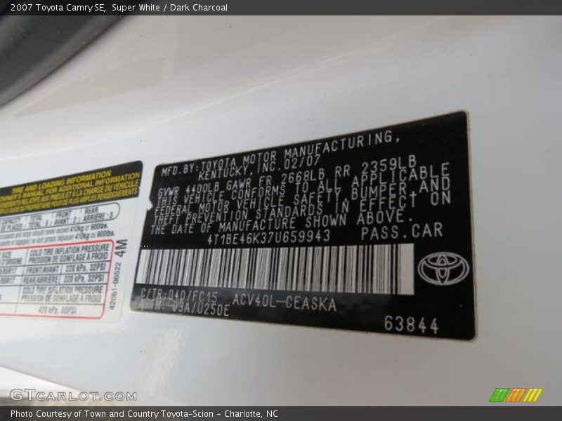 Super White / Dark Charcoal 2007 Toyota Camry SE