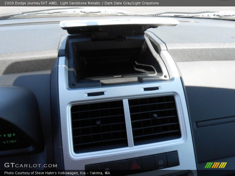 Light Sandstone Metallic / Dark Slate Gray/Light Graystone 2009 Dodge Journey SXT AWD
