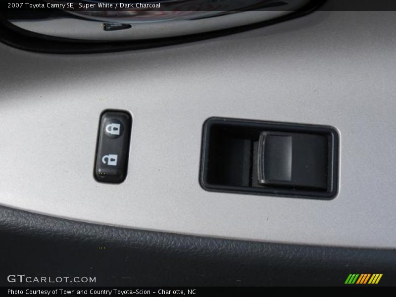 Super White / Dark Charcoal 2007 Toyota Camry SE