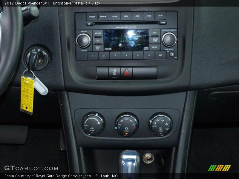 Bright Silver Metallic / Black 2012 Dodge Avenger SXT