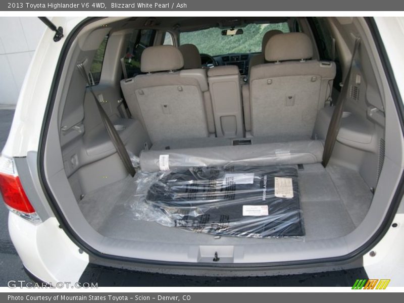 Blizzard White Pearl / Ash 2013 Toyota Highlander V6 4WD