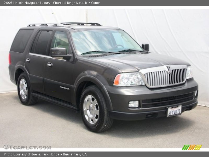 Front 3/4 View of 2006 Navigator Luxury