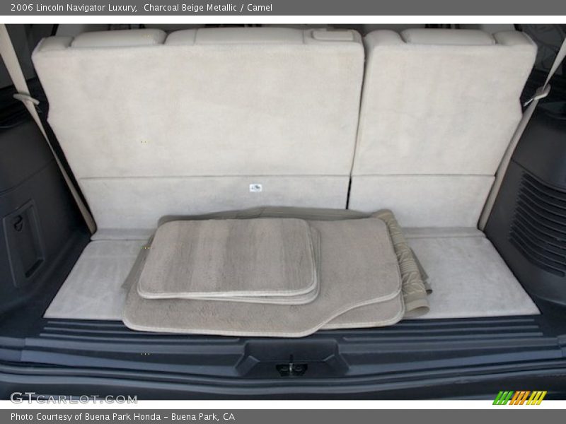  2006 Navigator Luxury Trunk