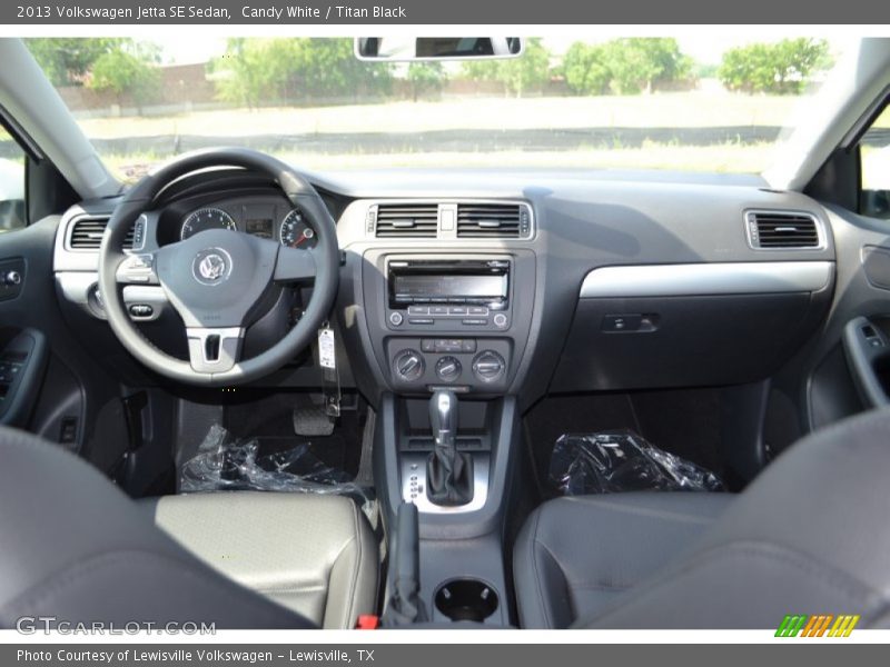 Candy White / Titan Black 2013 Volkswagen Jetta SE Sedan