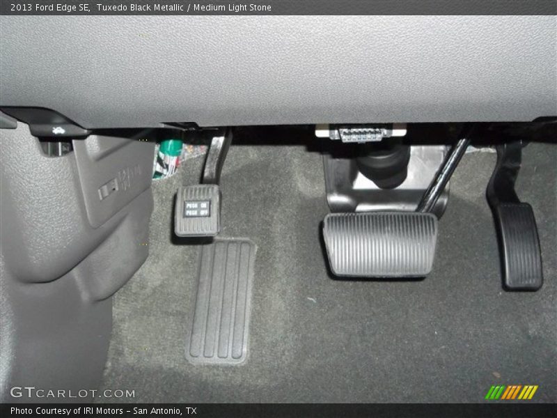 Tuxedo Black Metallic / Medium Light Stone 2013 Ford Edge SE