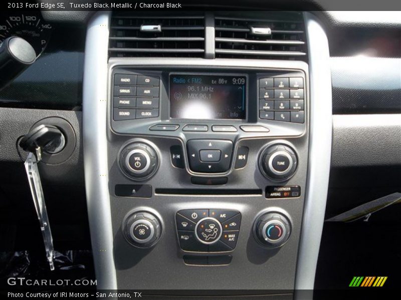 Tuxedo Black Metallic / Charcoal Black 2013 Ford Edge SE