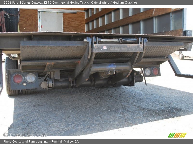 Oxford White / Medium Graphite 2002 Ford E Series Cutaway E350 Commercial Moving Truck