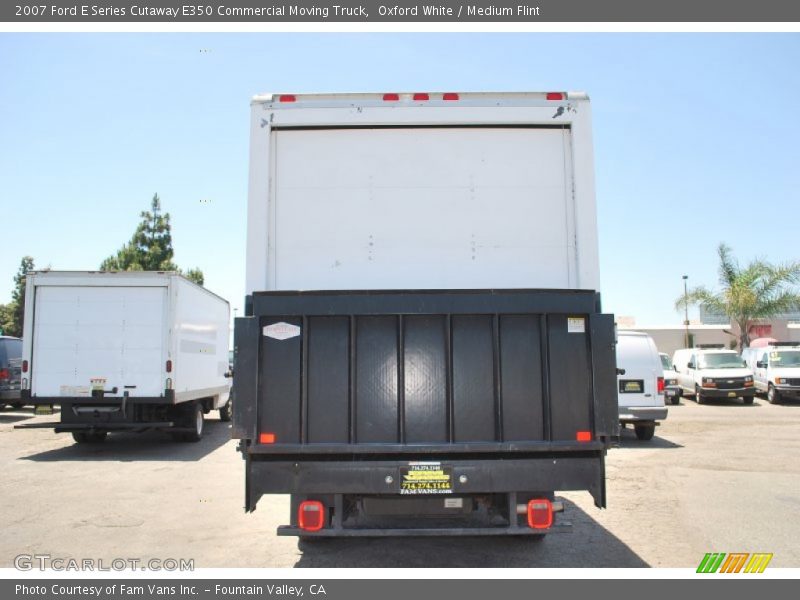 Oxford White / Medium Flint 2007 Ford E Series Cutaway E350 Commercial Moving Truck