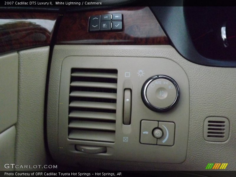 White Lightning / Cashmere 2007 Cadillac DTS Luxury II