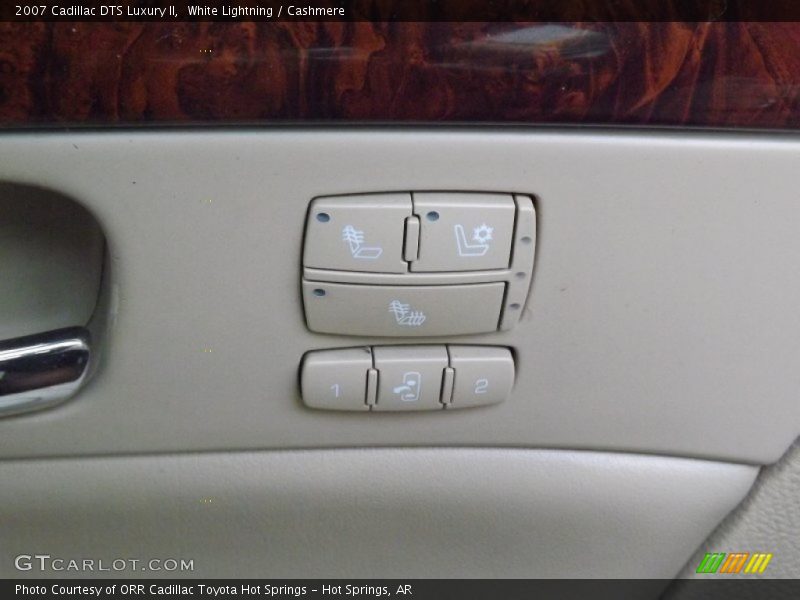White Lightning / Cashmere 2007 Cadillac DTS Luxury II