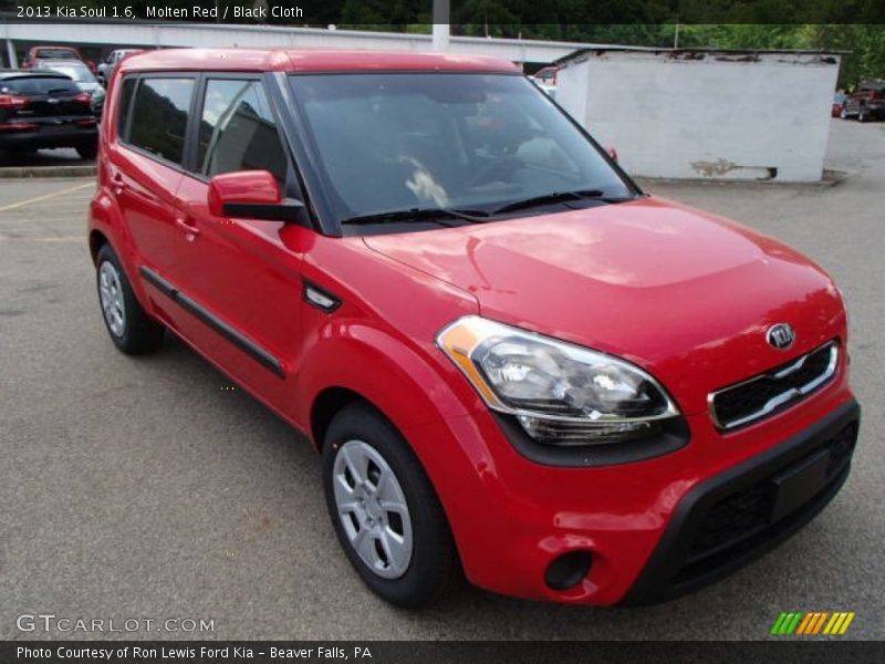 Front 3/4 View of 2013 Soul 1.6