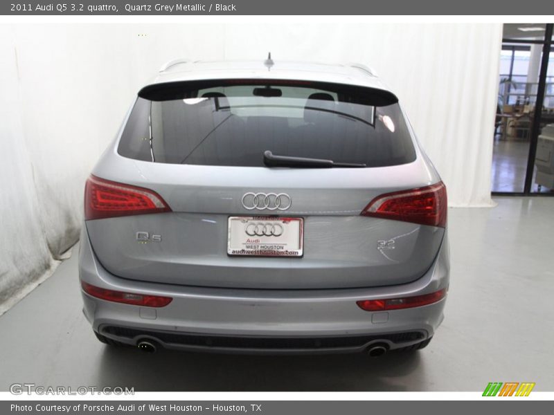 Quartz Grey Metallic / Black 2011 Audi Q5 3.2 quattro