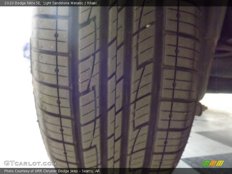 Light Sandstone Metallic / Khaki 2010 Dodge Nitro SE