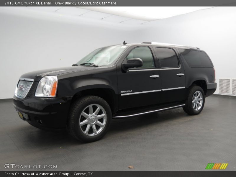 Front 3/4 View of 2013 Yukon XL Denali