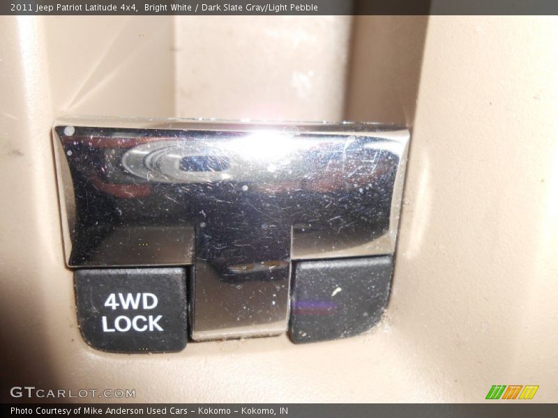 Bright White / Dark Slate Gray/Light Pebble 2011 Jeep Patriot Latitude 4x4