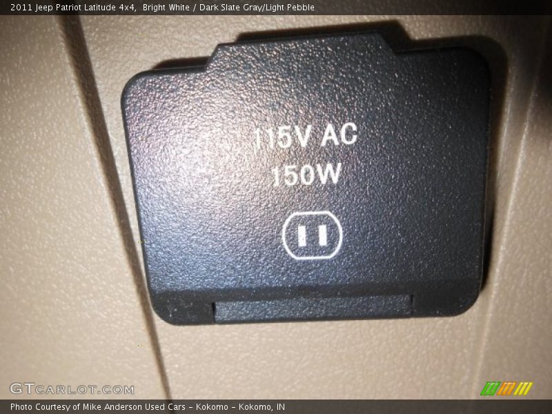 Bright White / Dark Slate Gray/Light Pebble 2011 Jeep Patriot Latitude 4x4