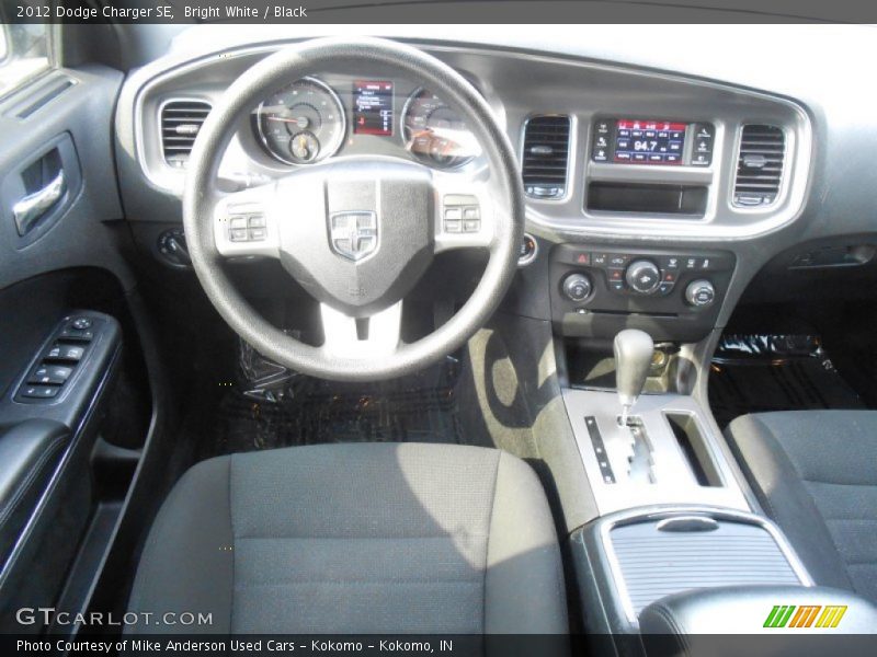 Bright White / Black 2012 Dodge Charger SE