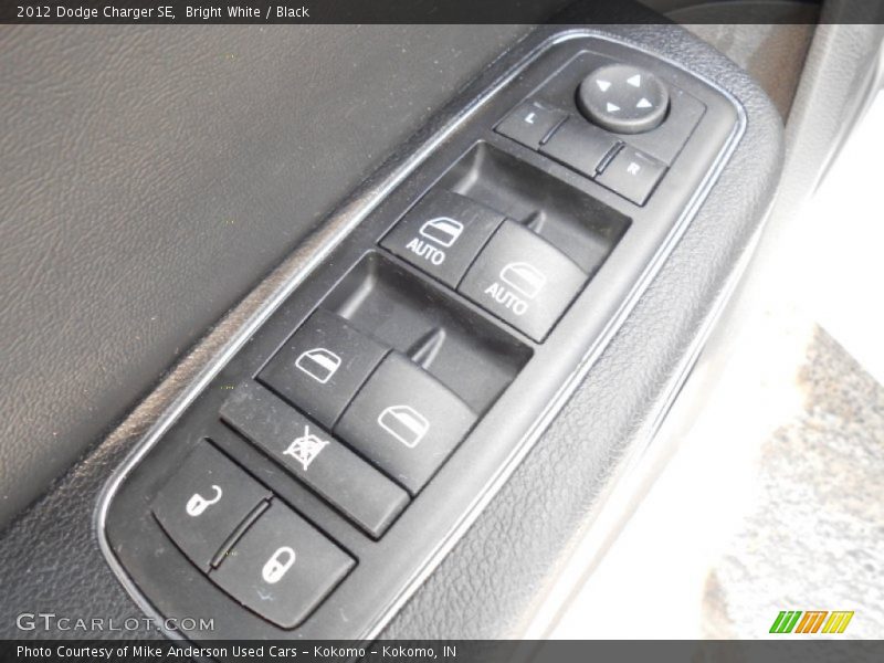 Bright White / Black 2012 Dodge Charger SE