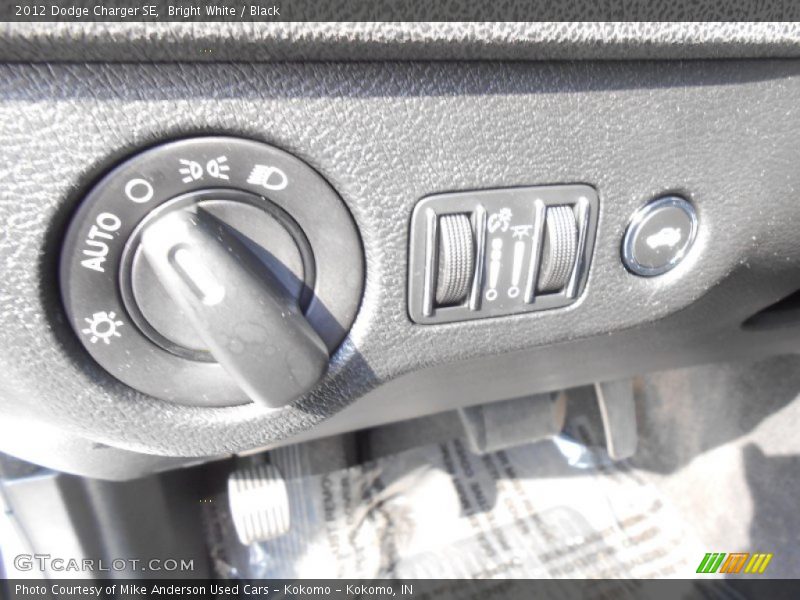 Bright White / Black 2012 Dodge Charger SE