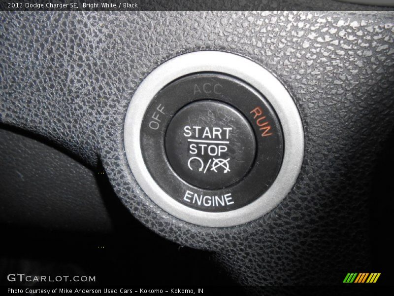 Bright White / Black 2012 Dodge Charger SE
