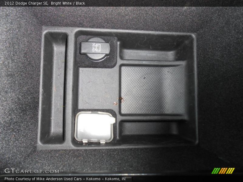 Bright White / Black 2012 Dodge Charger SE