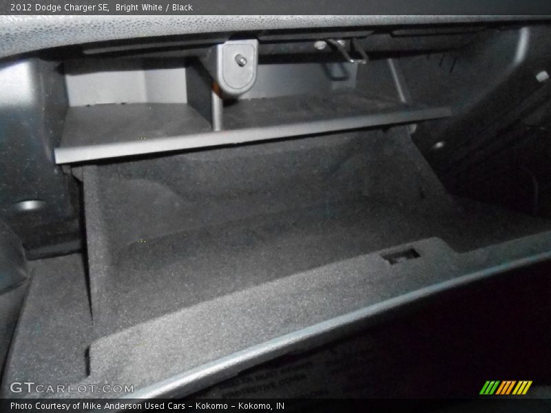 Bright White / Black 2012 Dodge Charger SE