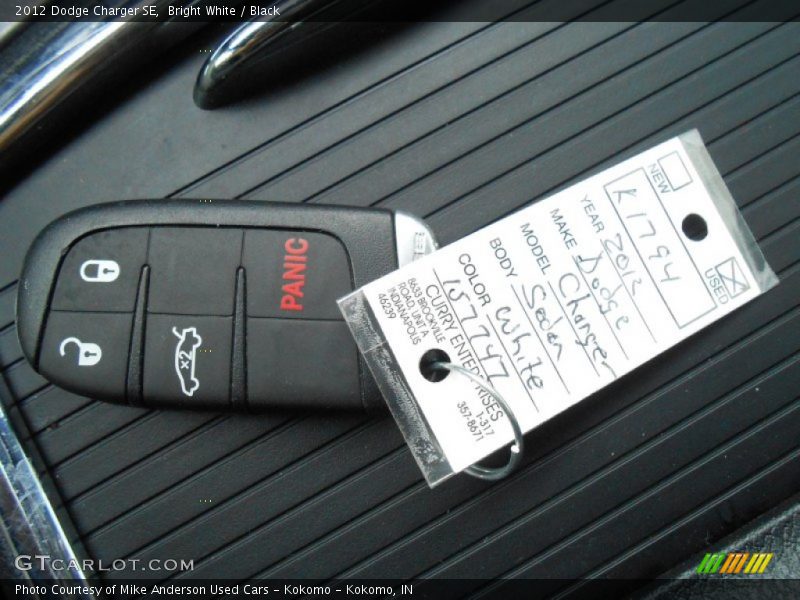 Bright White / Black 2012 Dodge Charger SE