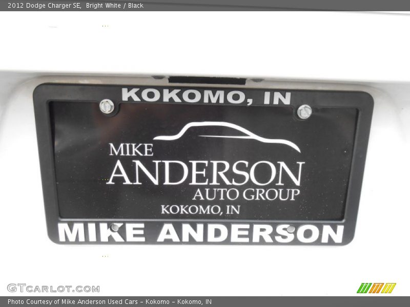 Bright White / Black 2012 Dodge Charger SE