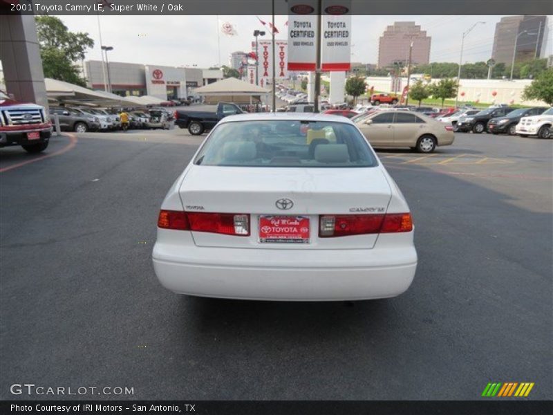 Super White / Oak 2001 Toyota Camry LE
