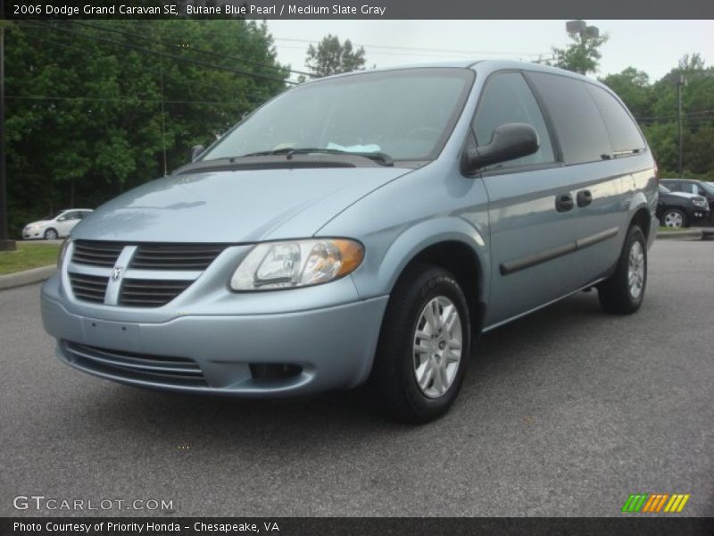 Front 3/4 View of 2006 Grand Caravan SE
