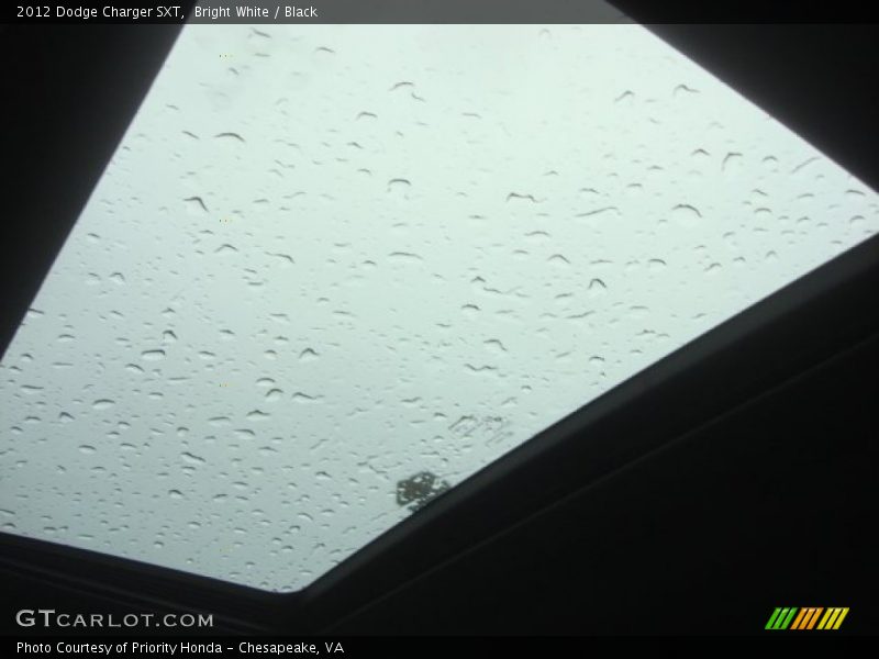 Bright White / Black 2012 Dodge Charger SXT