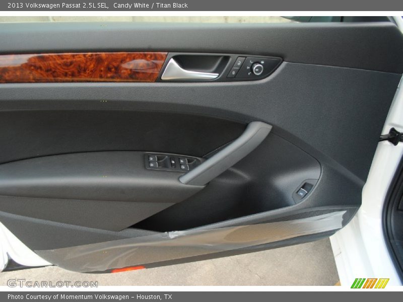 Candy White / Titan Black 2013 Volkswagen Passat 2.5L SEL