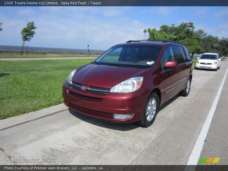 Front 3/4 View of 2005 Sienna XLE Limited