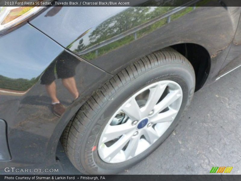 Tuxedo Black / Charcoal Black/Blue Accent 2013 Ford Fiesta SE Sedan