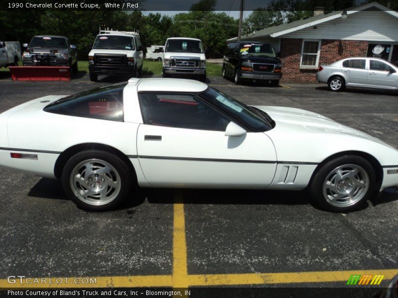 White / Red 1990 Chevrolet Corvette Coupe