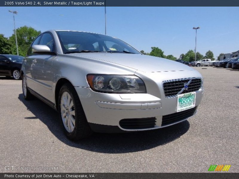 Silver Metallic / Taupe/Light Taupe 2005 Volvo S40 2.4i