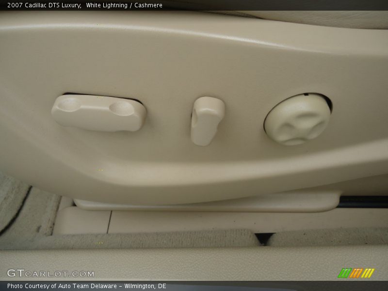 White Lightning / Cashmere 2007 Cadillac DTS Luxury