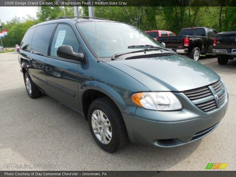 Front 3/4 View of 2006 Grand Caravan SE