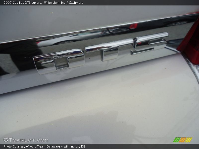 White Lightning / Cashmere 2007 Cadillac DTS Luxury