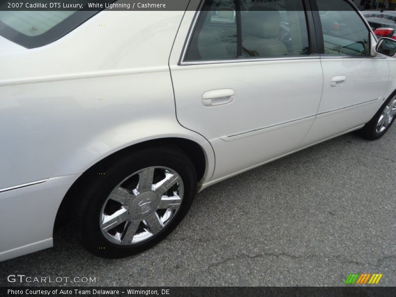 White Lightning / Cashmere 2007 Cadillac DTS Luxury