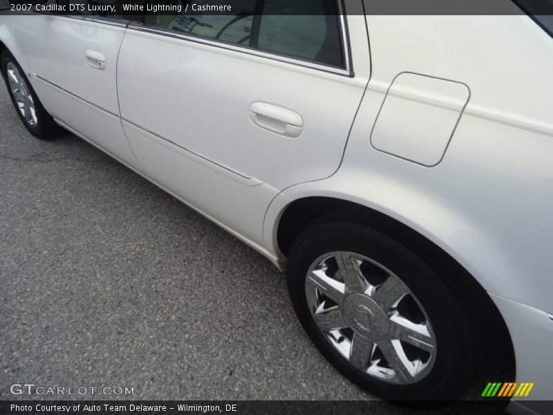 White Lightning / Cashmere 2007 Cadillac DTS Luxury