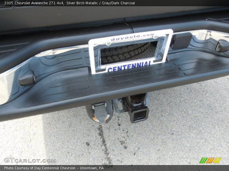 Silver Birch Metallic / Gray/Dark Charcoal 2005 Chevrolet Avalanche Z71 4x4