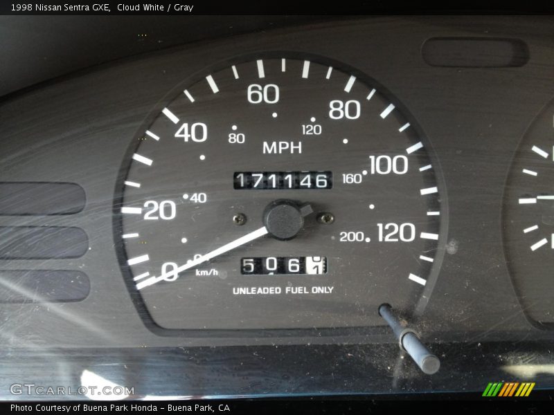 Cloud White / Gray 1998 Nissan Sentra GXE
