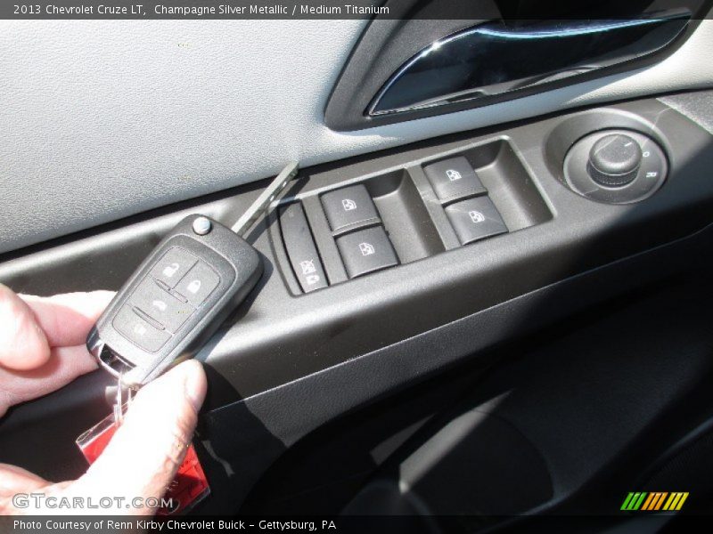 Champagne Silver Metallic / Medium Titanium 2013 Chevrolet Cruze LT