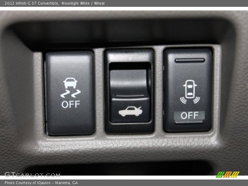 Controls of 2012 G 37 Convertible
