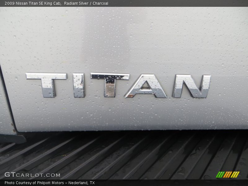 Radiant Silver / Charcoal 2009 Nissan Titan SE King Cab