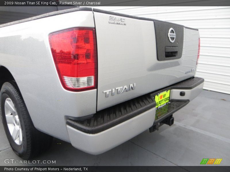 Radiant Silver / Charcoal 2009 Nissan Titan SE King Cab
