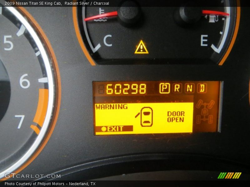 Radiant Silver / Charcoal 2009 Nissan Titan SE King Cab
